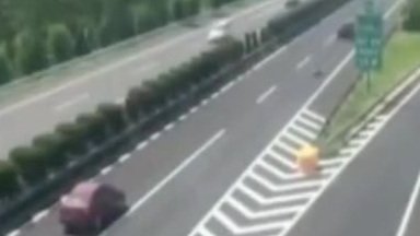 【错过出口在高速里停车&nbsp;几秒之后被撞飞】8月16日,江苏宿迁,一红色小车因错过出口突然在最