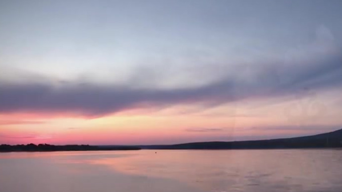 【《可爱的中国》·第十集·赫哲族】赫哲族是生活在东北三江平原上古老民族,喜食鱼肉,善于鞣制