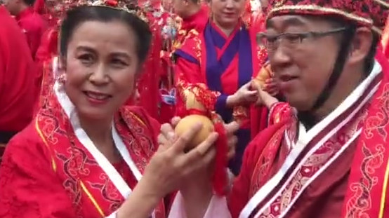 【温馨!兰大110对校友夫妻“回娘家” 最大婚龄60年】8月18日,来自全国各地的110对