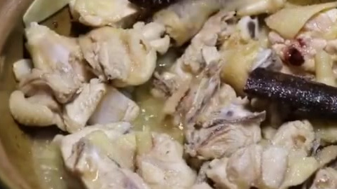 大吉大利,中午吃一盘【板栗鸡】!吃货特别钟爱的板栗和鸡肉的搭配做法,非常适合养生,给喜欢吃
