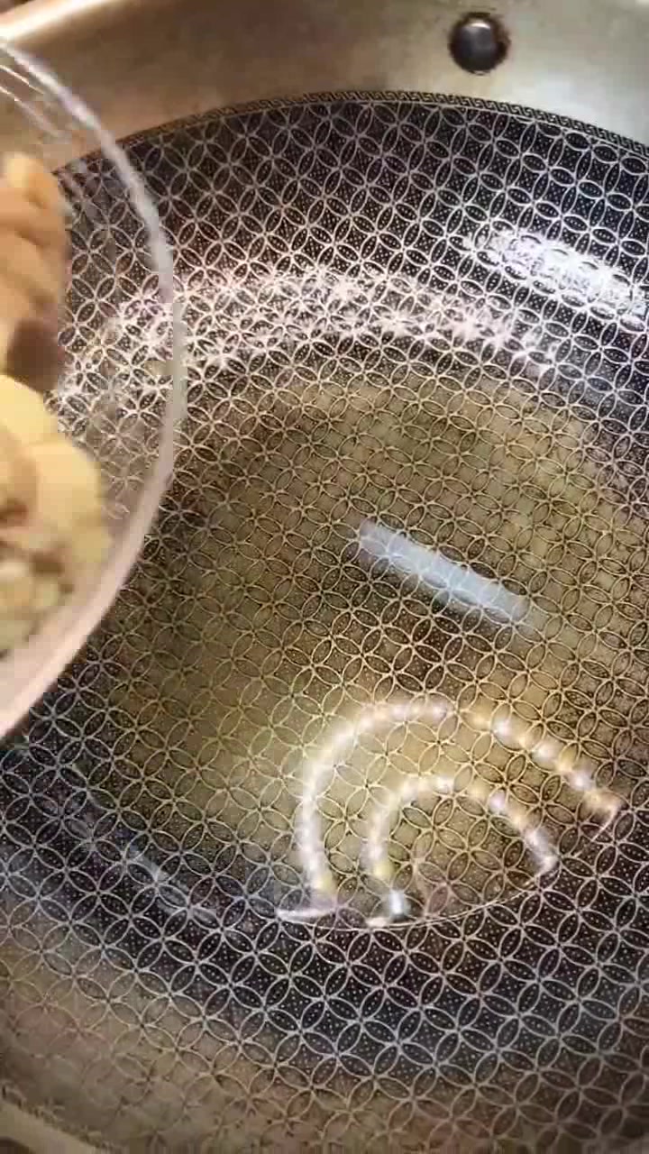 家庭版香菇土豆炖鸡块,鲜嫩多汁,爽滑细腻,好吃到一滴不剩