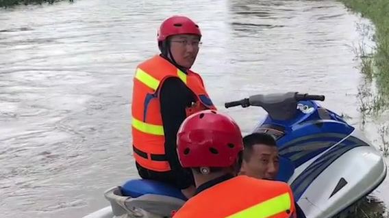 【洪灾中执意回家喂猪获救后被拘】8月18日,黑龙江鸡西市人民政府发布公告称,8月17日夜间