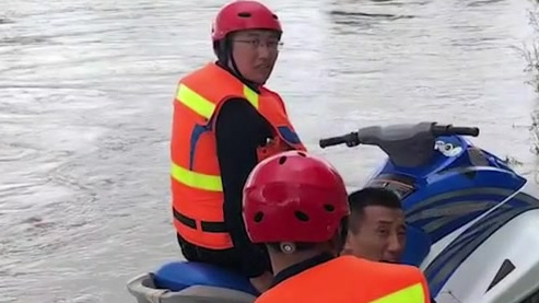 【男子洪灾中不听劝回家喂猪 ,获救后被拘3天】8月18日,黑龙江鸡西新闻网刊发鸡西市政府公