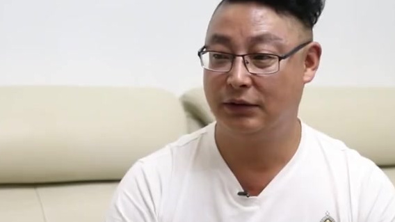 【中年大叔直播吃米饭吸粉百万,最多一次吃20碗吃到吐】中年大叔老丁被称为“全网最穷吃播”,