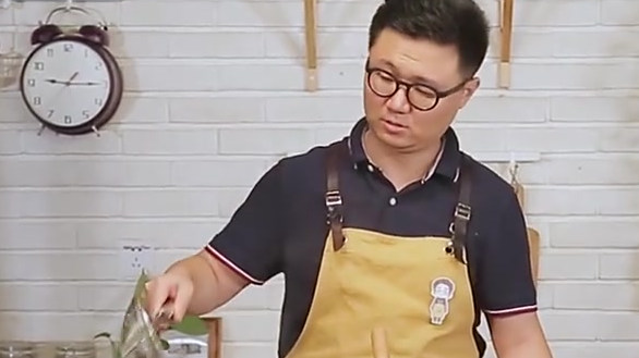 【黄瓜炒双耳 厨房小白必备素菜】大鱼大肉吃多了,来盘清爽的素菜,清口,也让肠胃休息下。黄瓜