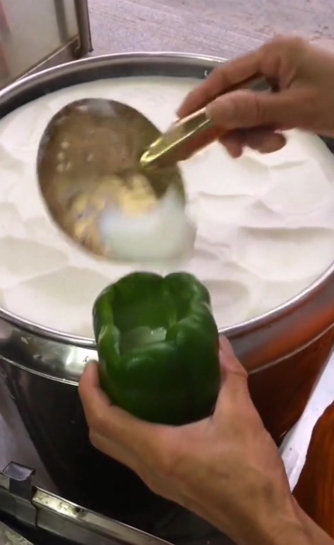 真正的街边小吃豆腐脑,倒进汤汁后,我能吃十个辣椒!