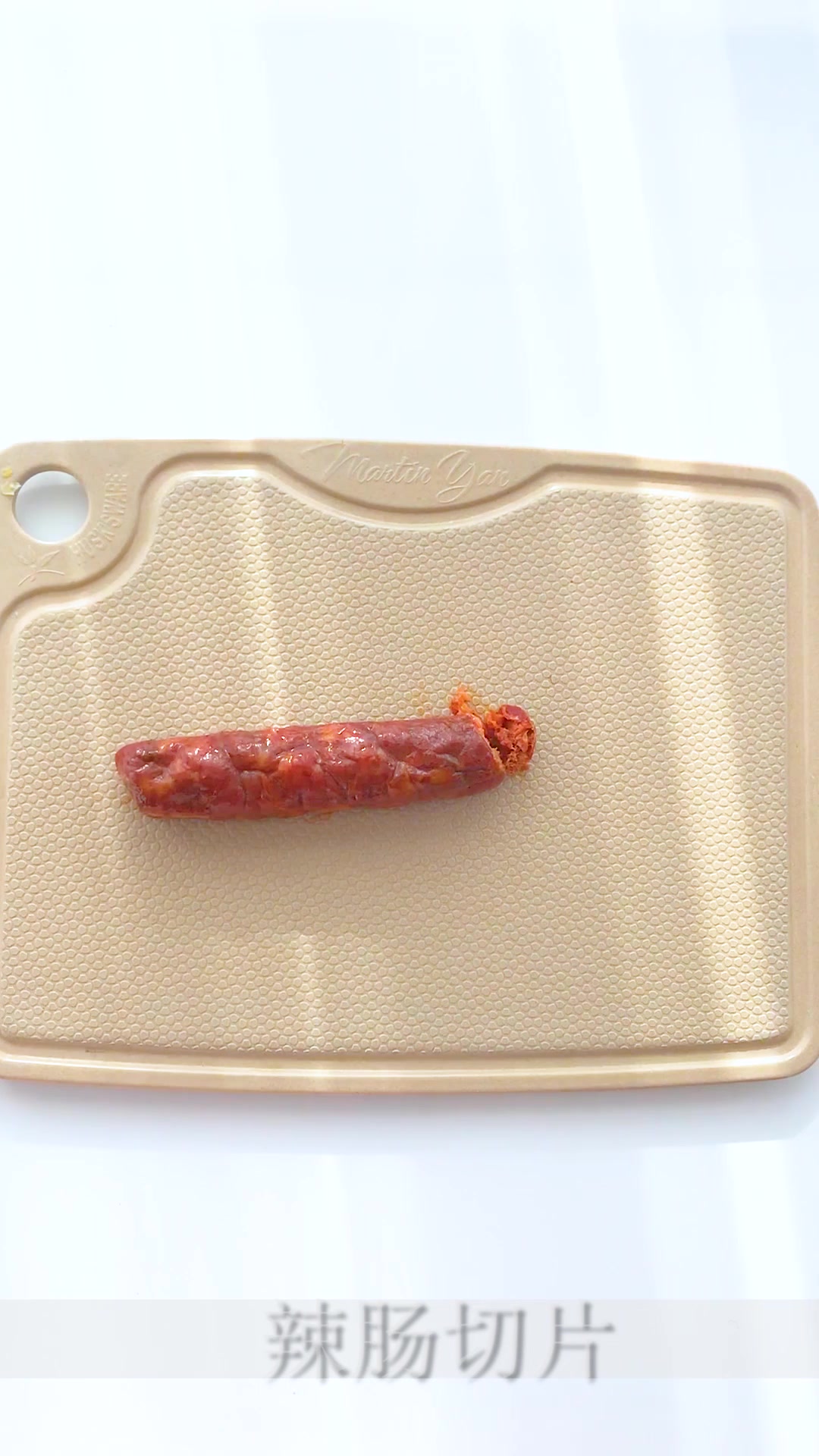 五彩缤纷的菠萝炒饭,酸甜可口,加点辣肠一起炒,小朋友很喜欢吃