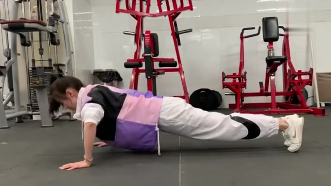 搬小板凳啦!今天的俯卧撑锻炼胸肌的同时还锻炼肱三头肌  三角肌前束 前锯肌和喙肱肌及身体的