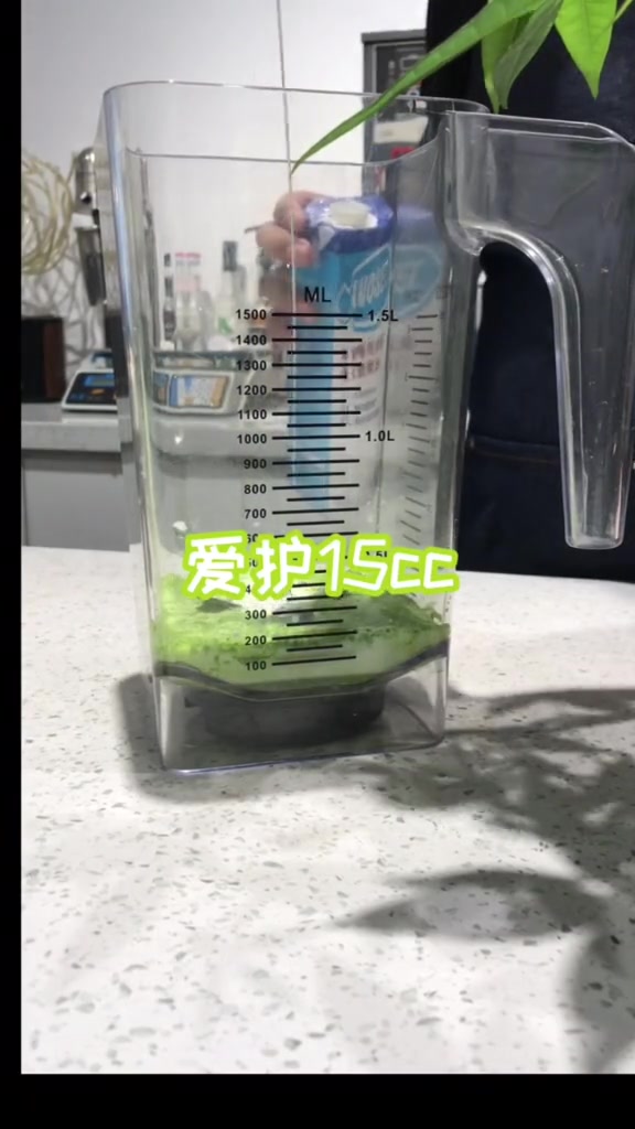 市面上卖30元一杯的网红饮料,奶茶店小哥哥用20秒做出来了