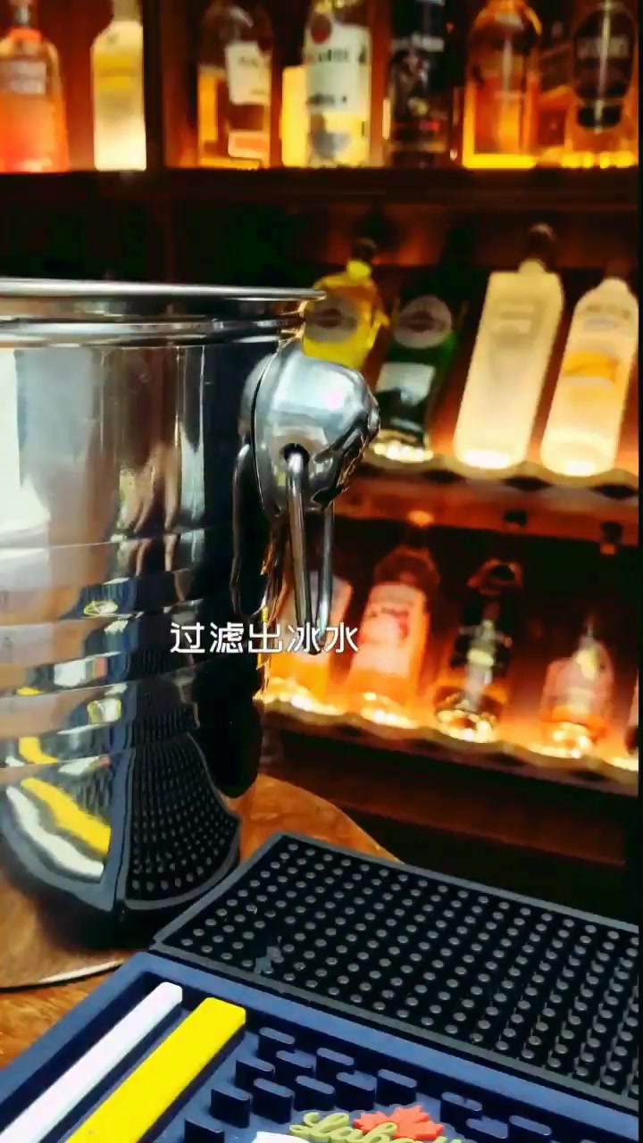 原来鸡尾酒是这样调制而成的,眼前的一幕,贫穷限制了我的想象!