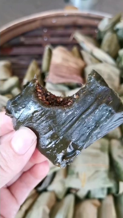 湘西特产艾叶粑粑,我们辰溪人叫粉糍粑