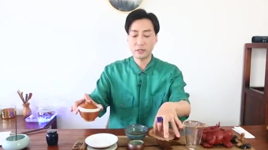 关于茶 多数95后还是钟情种类繁多的奶茶而不是功夫茶,偶尔碰到爱喝茶的就立马会有同伴应声: