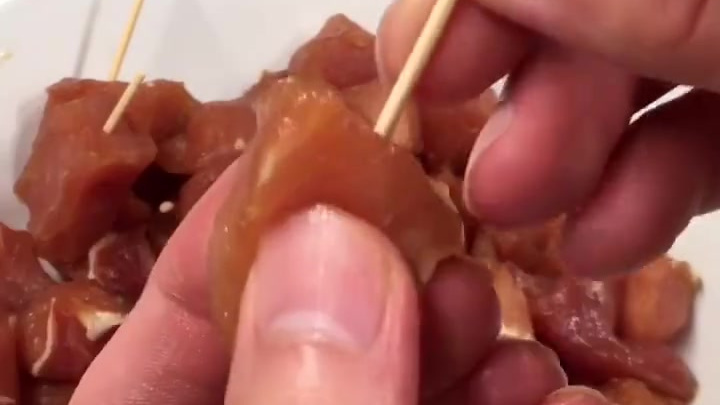 【牙签肉】特别简单,全家人都爱吃的那种 食材:猪里脊肉1斤、生抽、盐、料酒、孜然粉、辣椒粉