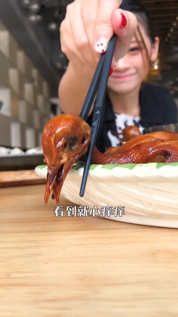 排长龙的水蟹粥,绵绵糯糯,每一口都有蟹肉特有的鲜甜,好吃