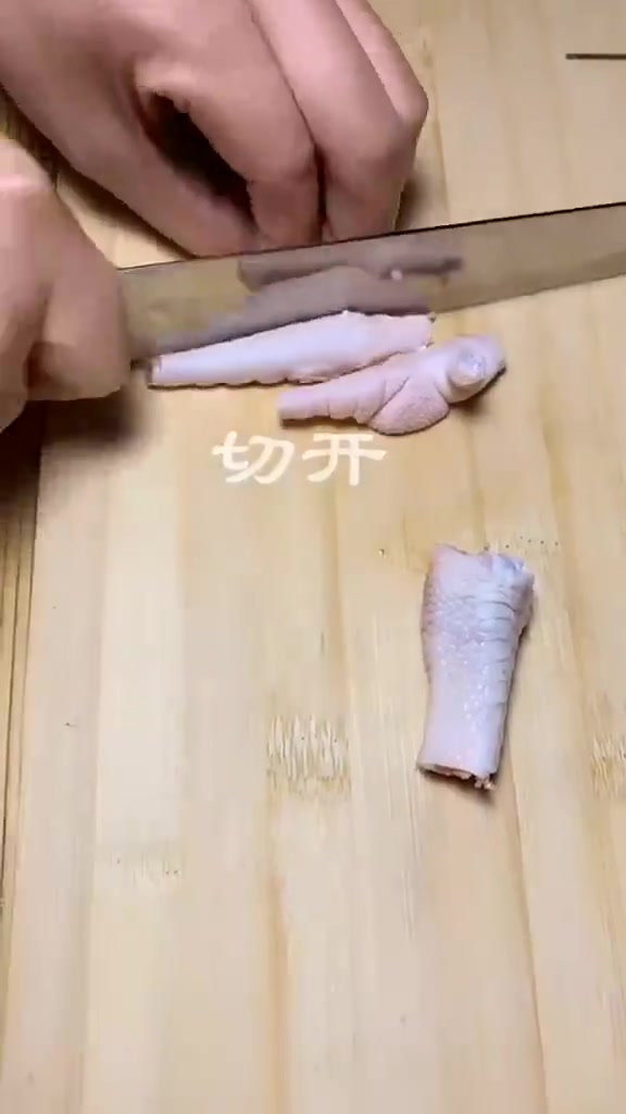 教你自制泡椒凤爪,味道爽口嚼劲十足,佐饭、下酒当零食吃都可以