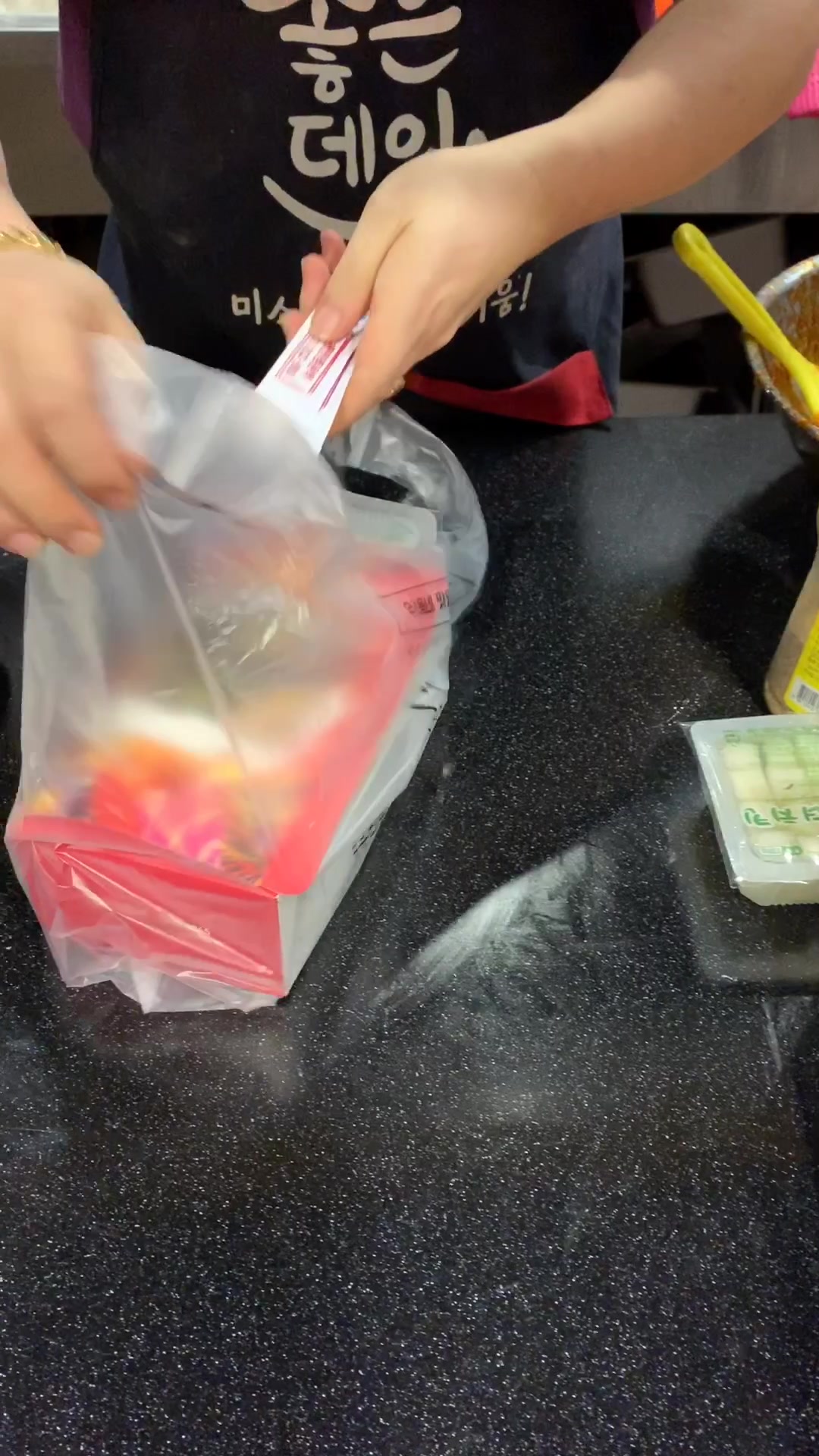 韩国炸鸡店啤酒店!很多营业到凌晨三四点!味道很不错!