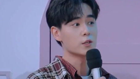 【胡一天做节目“有肉就有档期”,用肉表白段奥娟】8月25日,在最新一期《天天向上》中,胡一