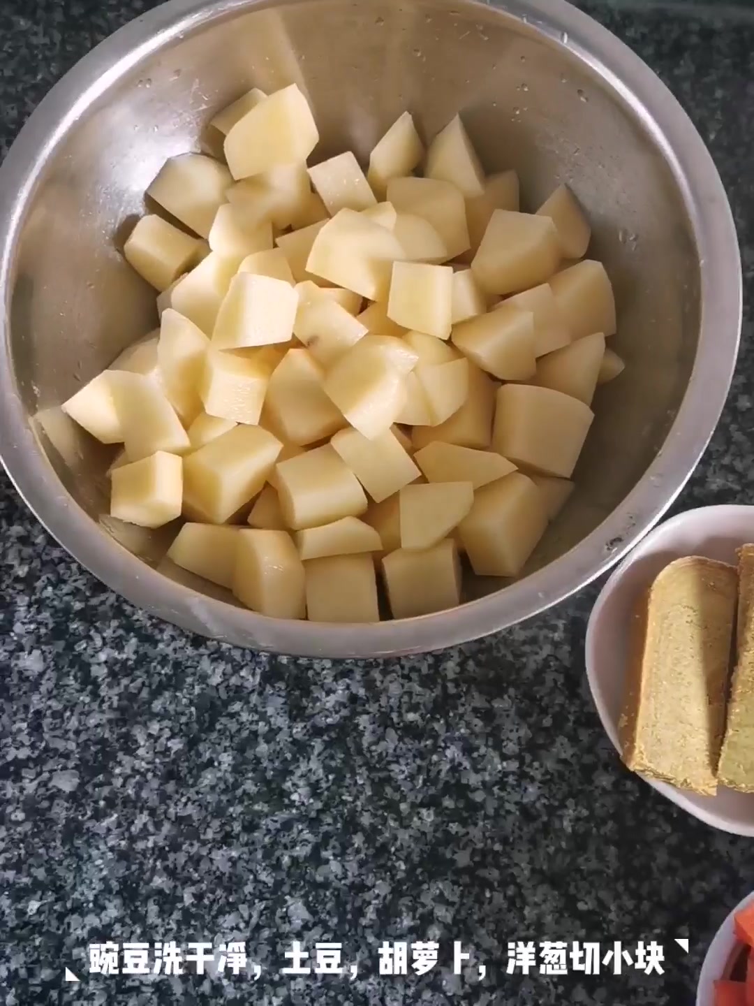 第一次做咖喱鸡肉饭就成功了,做法其实也没有很难,儿子直夸好吃