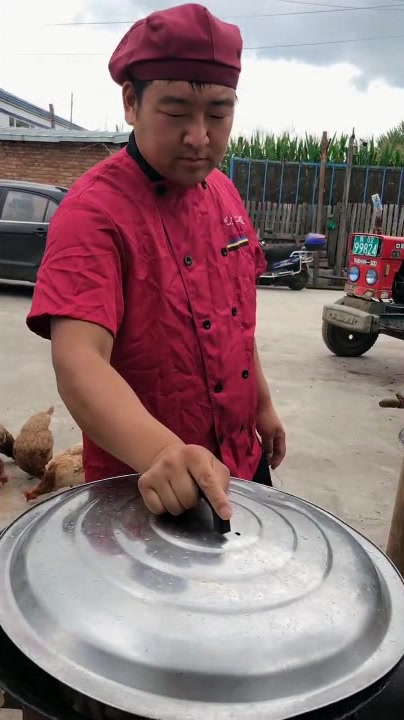 看农村大哥如何做鸡冠油,掀开锅盖那一刻,瞬间食欲大增!