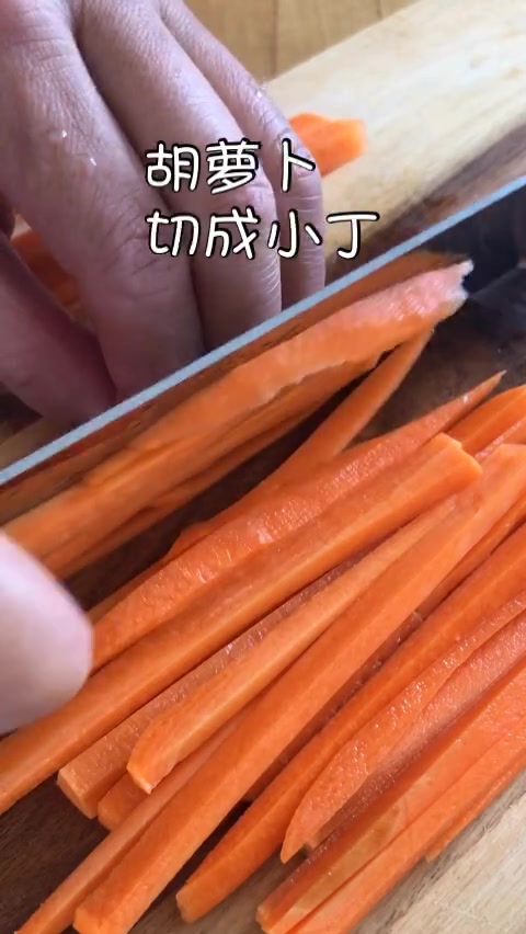 早上来一碗鸡丝小米粥,鲜美爽滑,开启活力满满的一天~