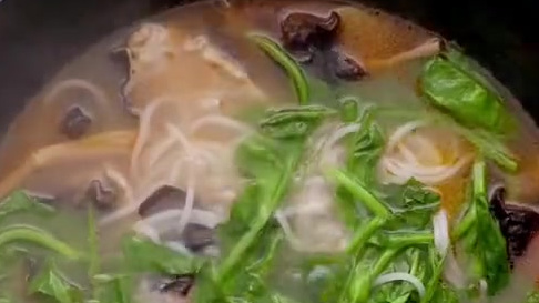 【三鲜砂锅米线】西红柿、猪里脊、黄花菜、黑木耳、火腿肠、豌豆尖儿...这么多配菜,让米线变