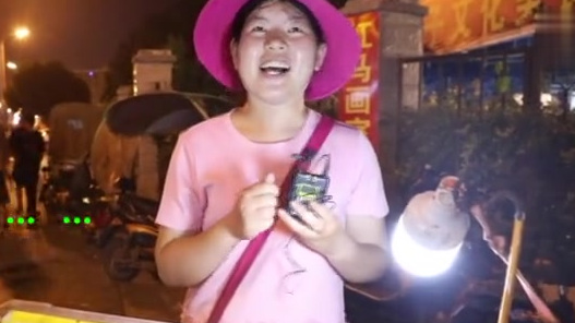 【窝窝头1块钱4个本人:没想到带了“嘿嘿”反响这么大】“窝窝头1块钱4个,嘿嘿!”近日,这