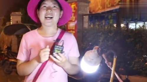 【窝窝头1块钱4个本人:没想到带了“嘿嘿”反响这么大】“窝窝头1块钱4个,嘿嘿!”近日,这