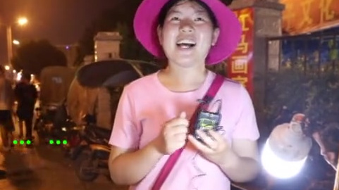 【窝窝头1块钱4个本人:没想到带了“嘿嘿”反响这么大】“窝窝头1块钱4个,嘿嘿!”近日,这