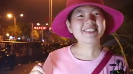 【窝窝头1块钱4个本人:没想到带了“嘿嘿”反响这么大】“窝窝头1块钱4个,嘿嘿!”近日,这