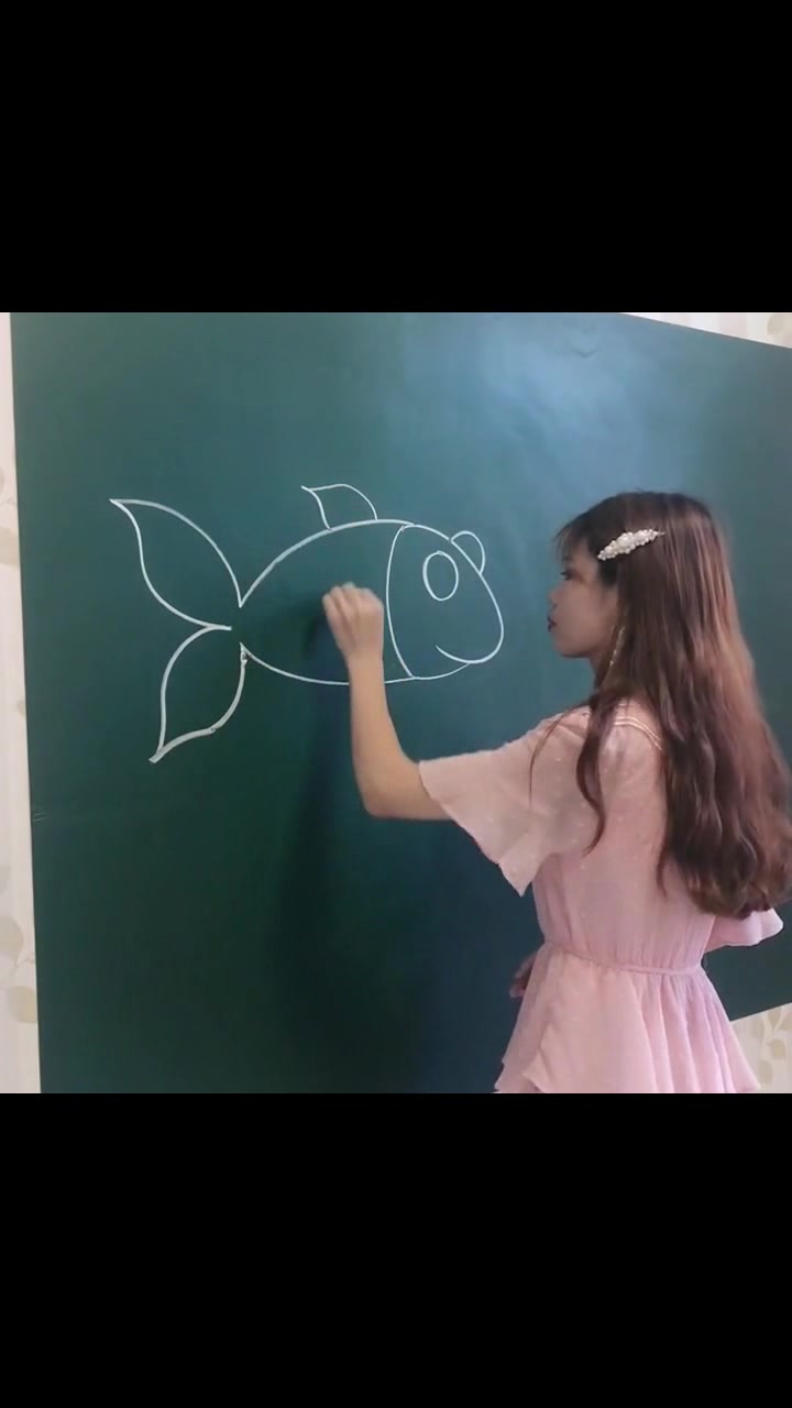 幼儿园最有才的幼师,用左手画鱼,恕我直言,你用右手都画不来!