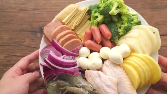 不用火锅底料也能做出超好吃的麻辣香锅!一锅满满的都是爱吃的食材和味道!(添饭小哥哥)