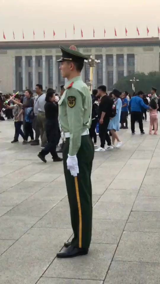 广场上的军人,光看背影是如此的迷人,帅气十足