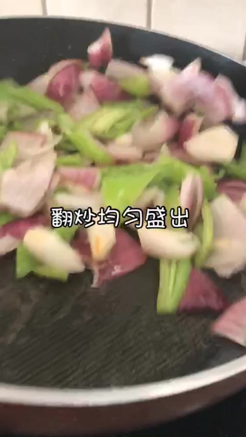 教你葱爆牛肉的家常做法,牛肉鲜嫩多汁,特别适合下饭~