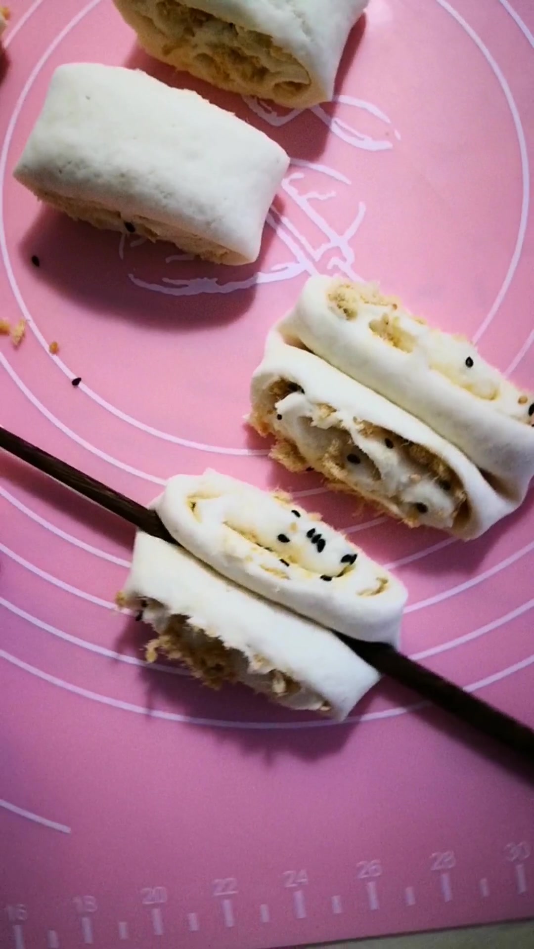 肉松花卷的做法,比面包还好吃,美味又顶饱,早餐来两个!