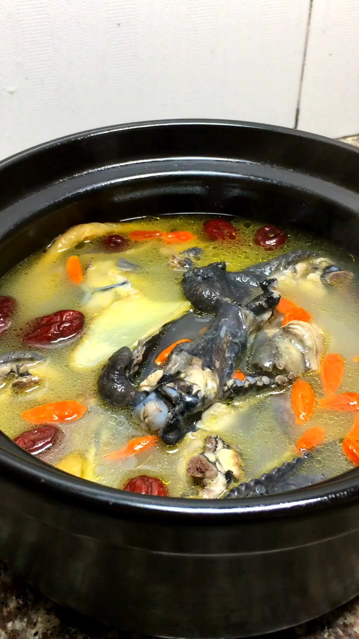 简简单单的乌鸡汤,这样做很有营养,这些配料你加对了吗?