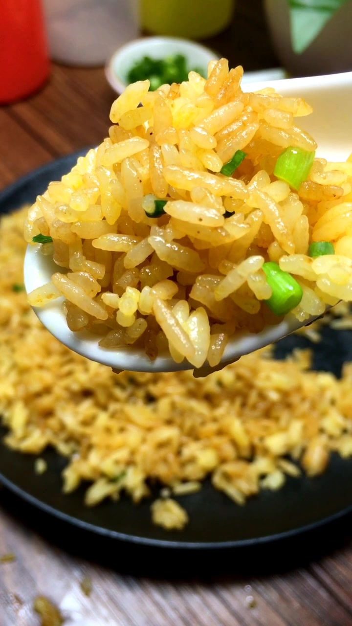 看不见鸡蛋,却有鸡蛋味的酱油炒饭,不想吃饭的时候就来一碗
