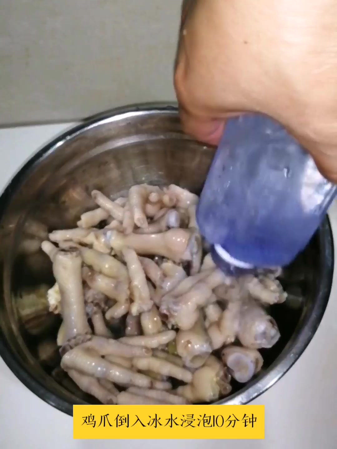 下酒菜怎么能少得了这道酸辣鸡爪呢?而且当作日常小吃也可以哦~
