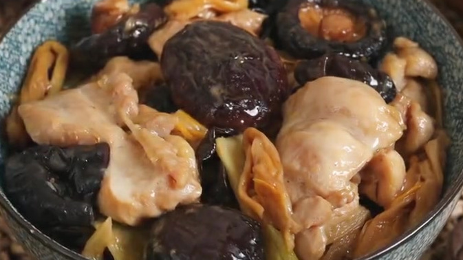 香气扑鼻的香菇黄花菜蒸鸡做起来!鸡肉又滑又嫩,爱吃鸡肉的一定要收藏哦~