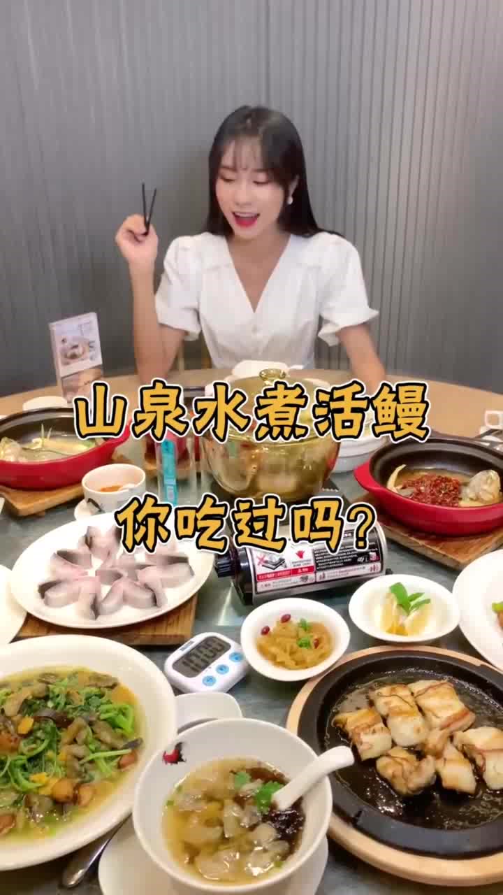 山泉水煮活鳗鱼,肉很厚,汤无比鲜甜,煎鳗鱼外皮焦脆,鱼肉鲜嫩
