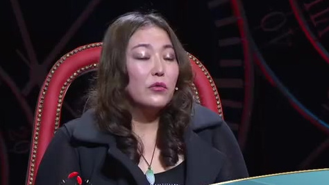 女儿曾是自卑的丑小鸭!不敢与人交流;母亲曾是高傲的白天鹅!人人都投来艳羡的目光;十几年前的