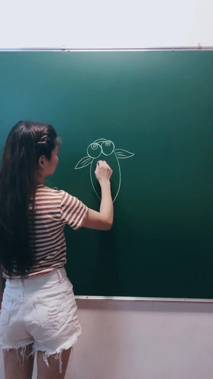 幼儿园背影最美的幼师,来教大家画鱼,看十遍都没看够!