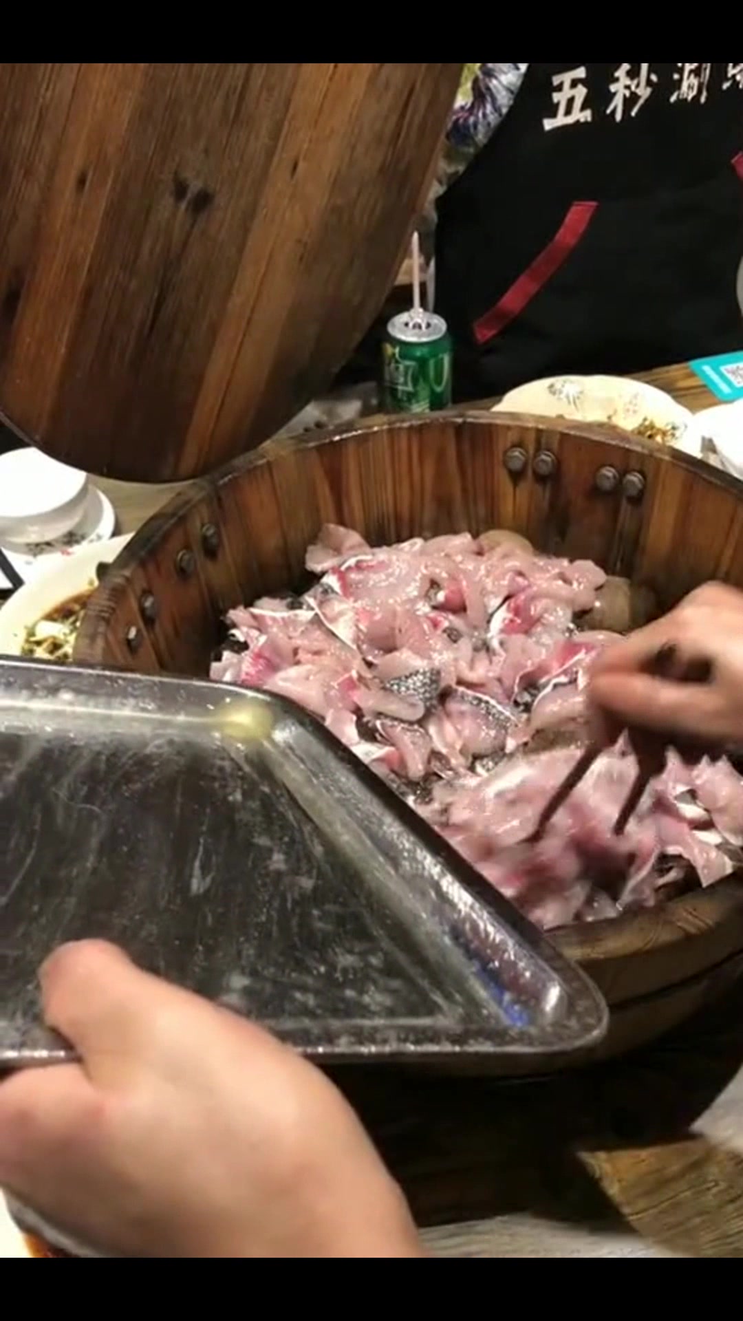 去饭店吃沸腾鱼,服务员掀开盖子后直接把我看懵了,这怎么下嘴?