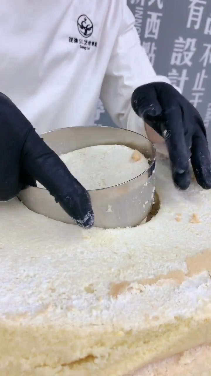 超大块蛋糕,外面淋上巧克力酱,里面还有惊喜哦