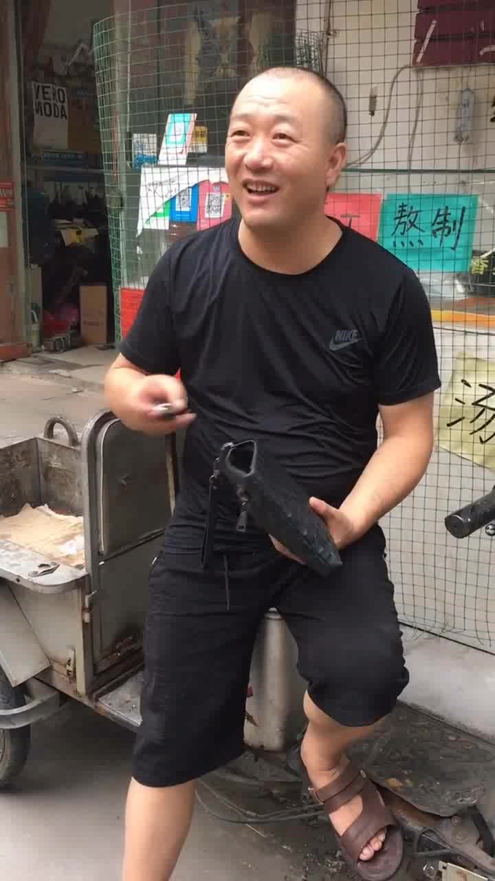 用黑猪肉的烧饼老板,保质保量手工制作,刷上秘制酱料,太香了