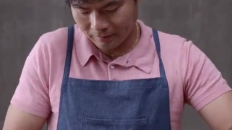 【菠萝虾仁炒饭】蛋炒饭是非常真实的平凡料理,不过要做得好吃,可以试试今天厨神奶爸教大家的菠