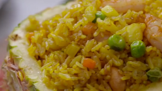 【菠萝虾仁炒饭】蛋炒饭是非常真实的平凡料理。蛋液先拌入米饭后再炒,加入菠萝、虾仁、腰果、葡