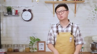 【鱼头泡饼的做法,一个诀窍丝毫不腥】鱼头鲜嫩,泡饼入味,好大一盘,吃着过瘾。餐厅吃一份可不