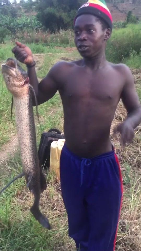 非洲小伙抓到了“肺鱼”,真的好大,在中国应该很值钱