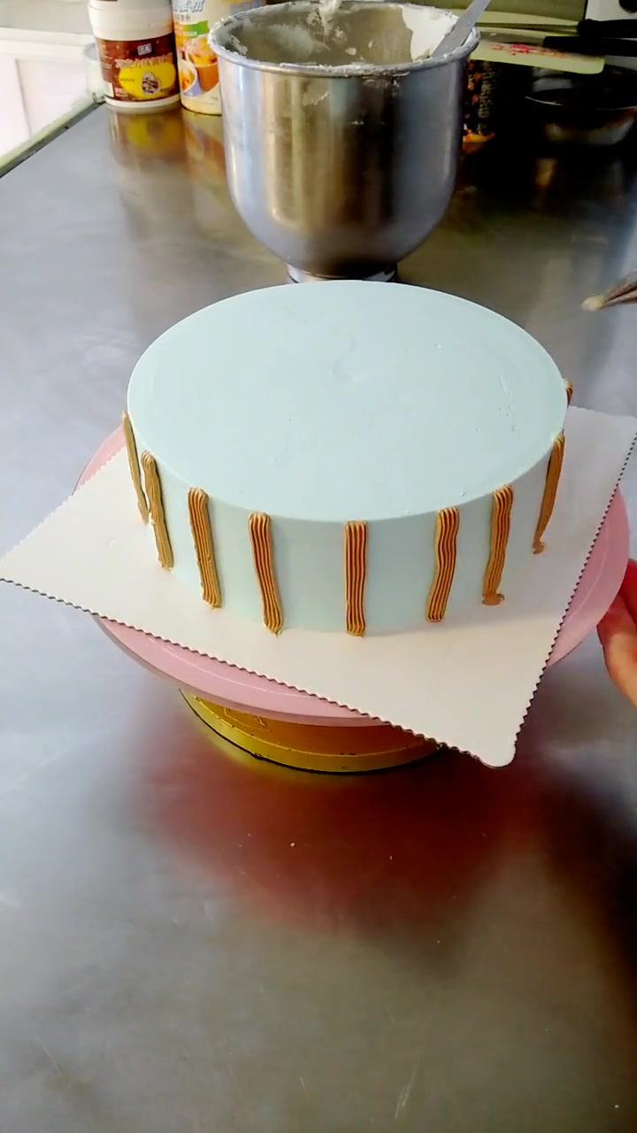 超适合小朋友的蛋糕造型,小猪佩奇谁不喜欢呢?配料超足!