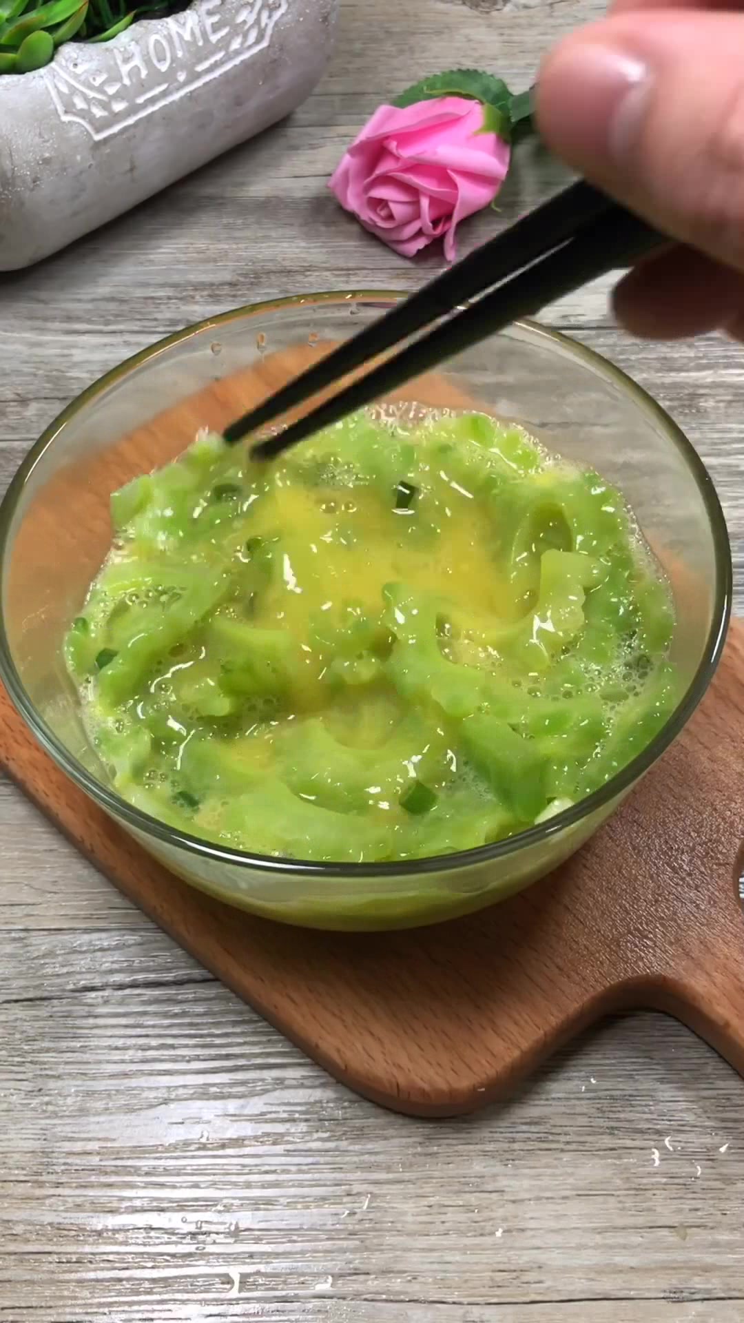 苦瓜煎蛋好吃下饭,教你家常做法,方法简单,新手也能做的菜